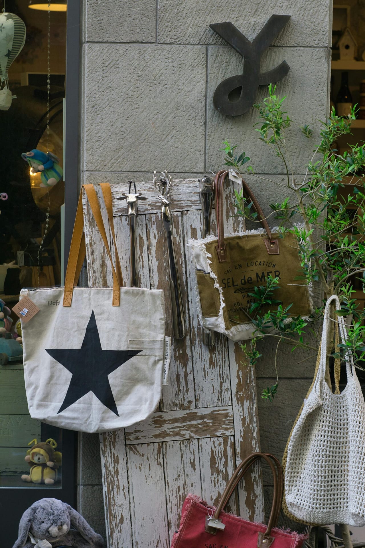 What Are The Best Practices For Creating A Visually Appealing And Engaging Social Media Presence For A Restaurant Or Bar? What Are The Best Practices For Creating A Visually Appealing And Engaging Social Media Presence For A Restaurant Or Bar?